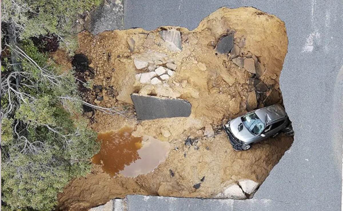 ببینید| فرونشست زمین در لس‌‌آنجلس/ سقوط دو خودرو به درون گودال