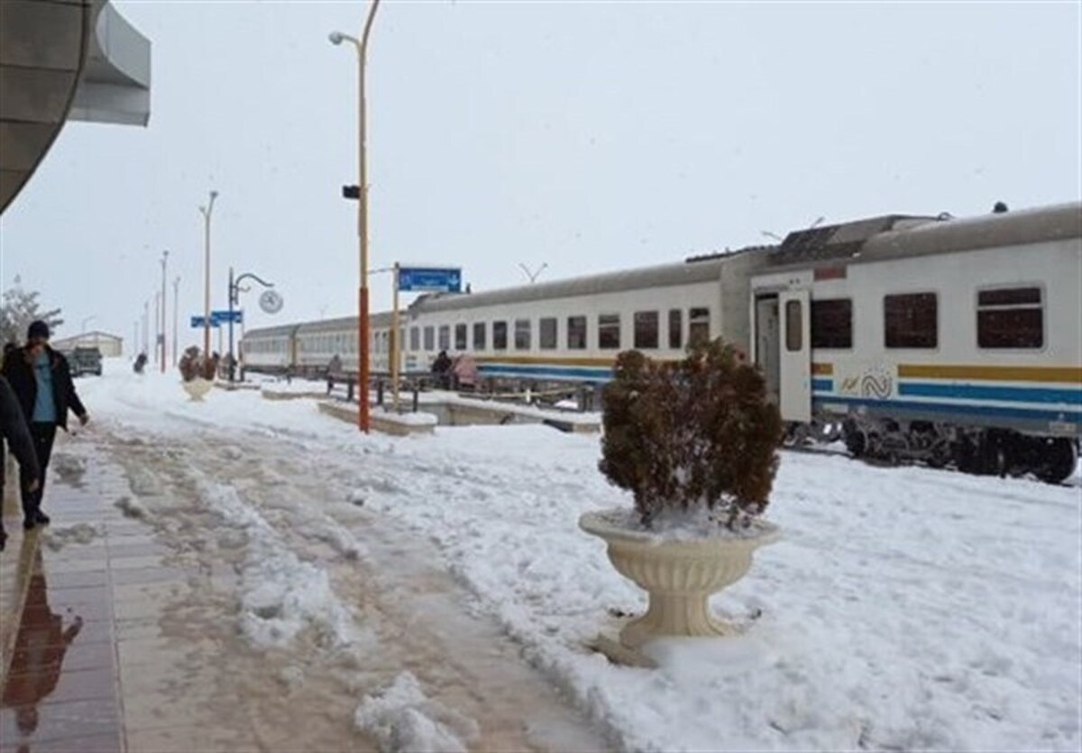 توقف ۱۰ ساعته  قطار تهران -مشهد / یکی از مسافران: دمای داخل قطار منفی 19 است/ قطارها پشت سر هم متوقف شده‌اند