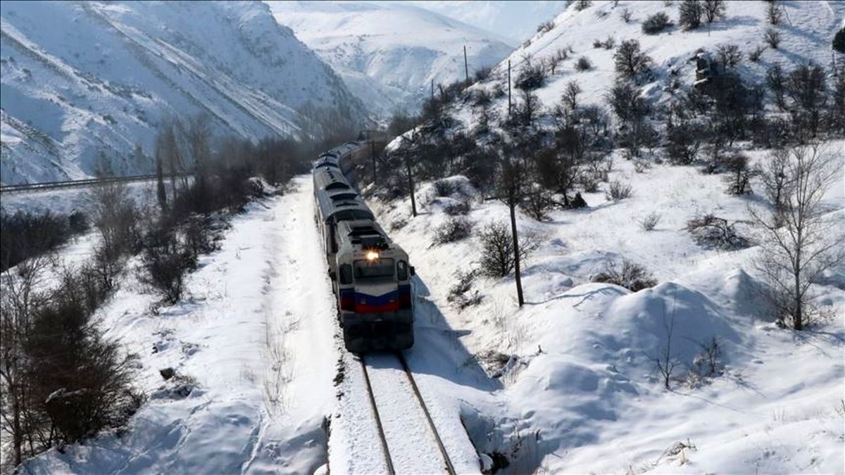 در راه ماندن ۲۹۰۰ مسافر قطار مشهد در سرمای شدید هوا و یخ‌زدگی