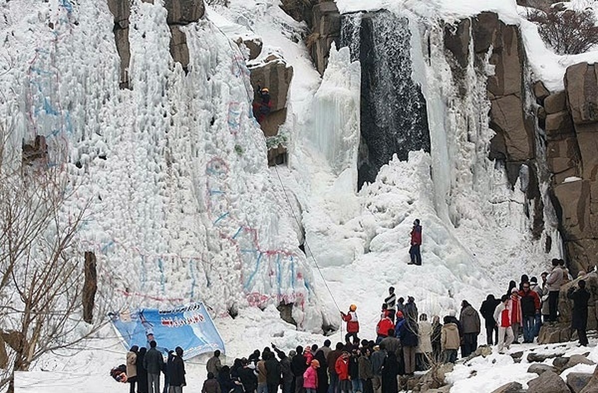 یخ زدن آبشار ۱۲ متری گنج‌نامه همدان (عکس)