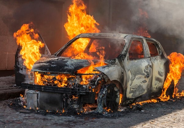 چگونه بیمه بدنه بدون فرانشیز در سال 1401 بخریم؟ آتش سوزی از پوشش های اصلی بیمه بدنه است