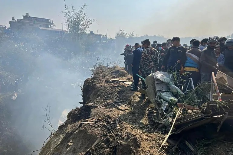 سقوط هواپیمای مسافری در نپال (+عکس)