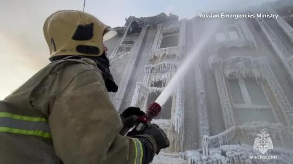 ببینید| مهار آتش‌سوزی در منفی ۳۵ درجه روسیه؛ ساختمان منجمد شد