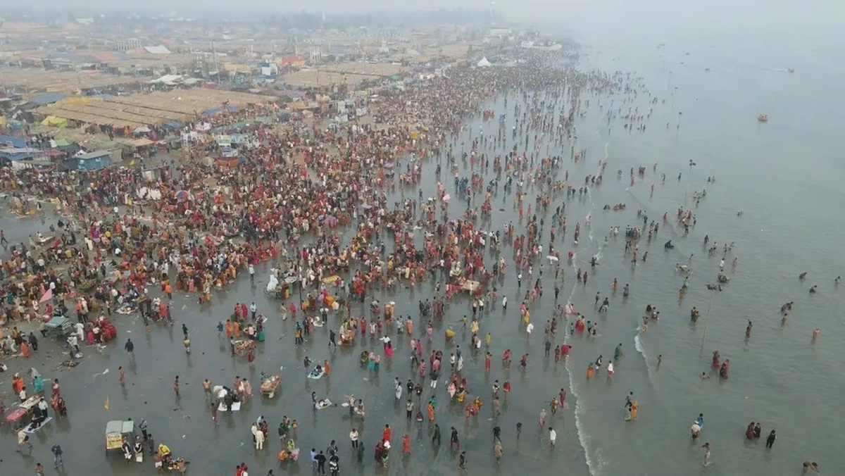 مراسم دینی دهها هزار هندو در رودخانه گنگ (+عکس)