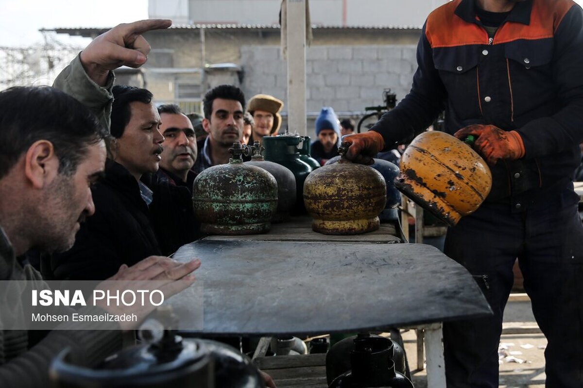 مشهد/ ایجاد صف در مراکز توزیع گاز (عکس)