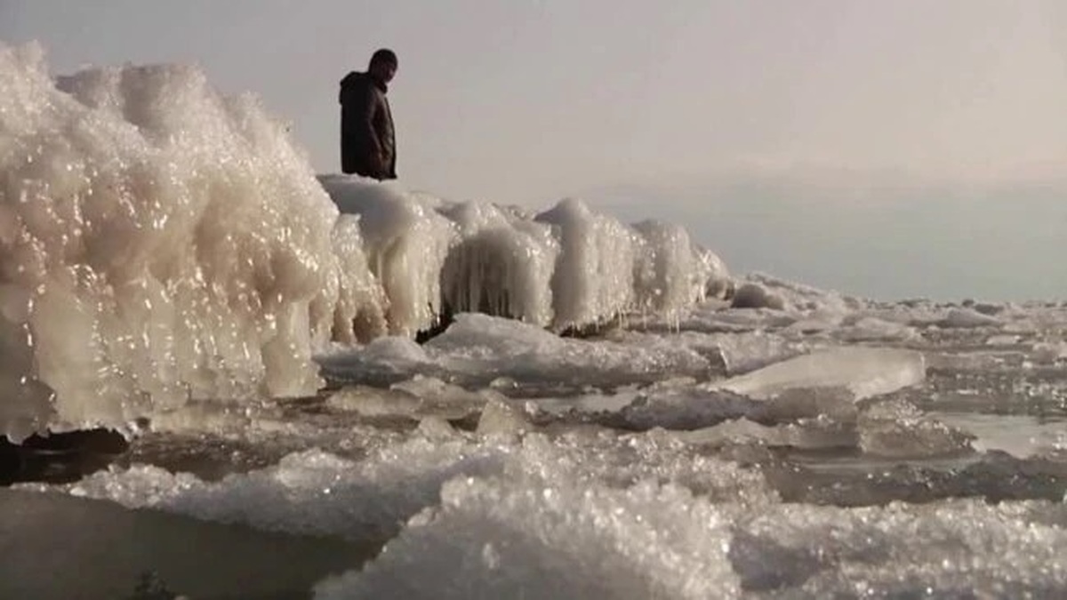 ببینید| یک پدیده نادر در قرقیزستان/ یخ زدن دریاچه گرم