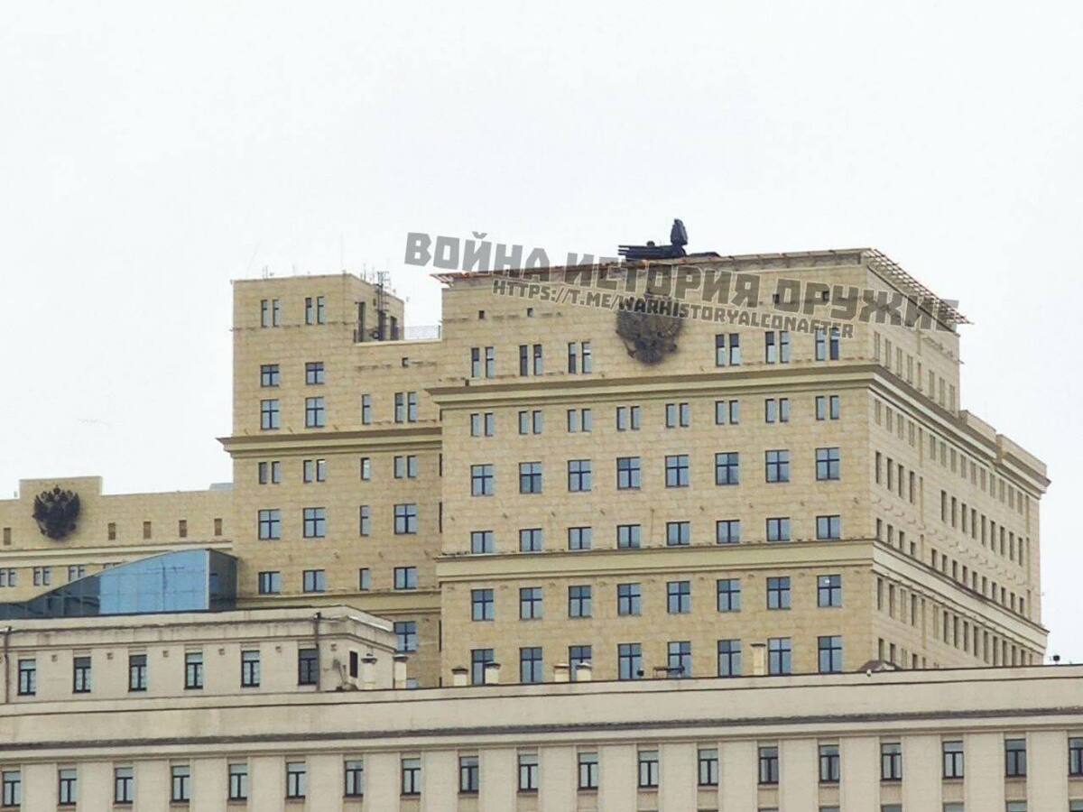 ببینید | نصب سیستم دفاع هوایی در پشت بام ساختمان وزارت دفاع روسیه