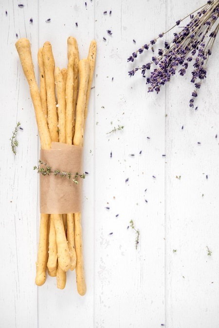 طرز تهیه نان گریسینی؛ نان نازک و ترد ایتالیایی طرز تهیه نان گریسینی؛ نان نازک و ترد ایتالیایی