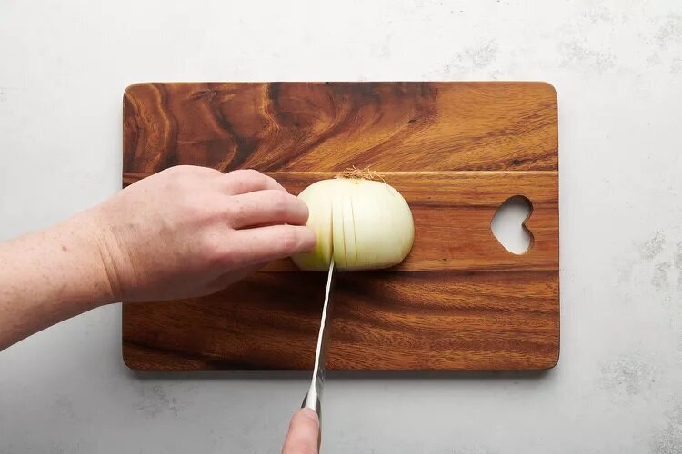 چند ترفند ساده برای خرد کردن پیاز بدون اشک ریختن