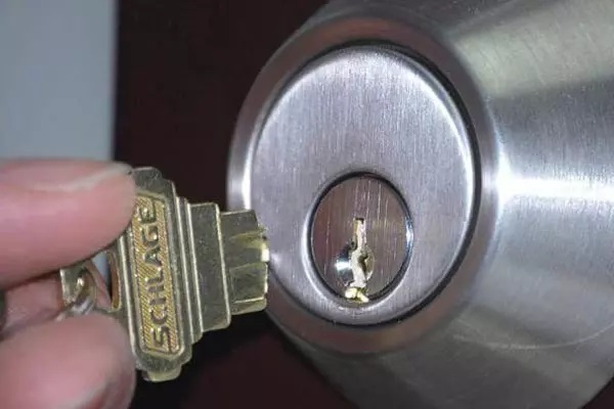 ترفند جالب برای درآوردن کلید شکسته از داخل قفل (فیلم)