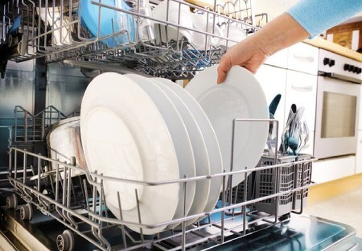 بوی بد ماشین ظرفشویی از چیست و چگونه می توان آن را از بین برد؟