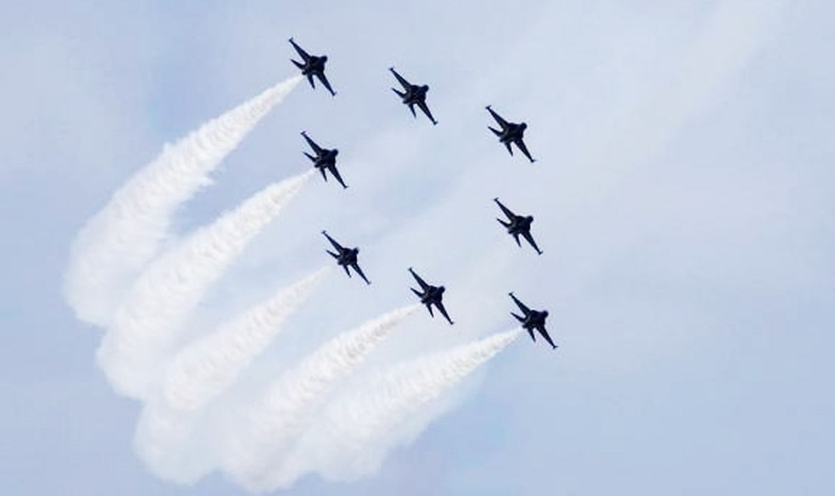 ببینید | حرکات نمایشی جنگنده اف ۵ در آسمان از نمای داخل کابین خلبان