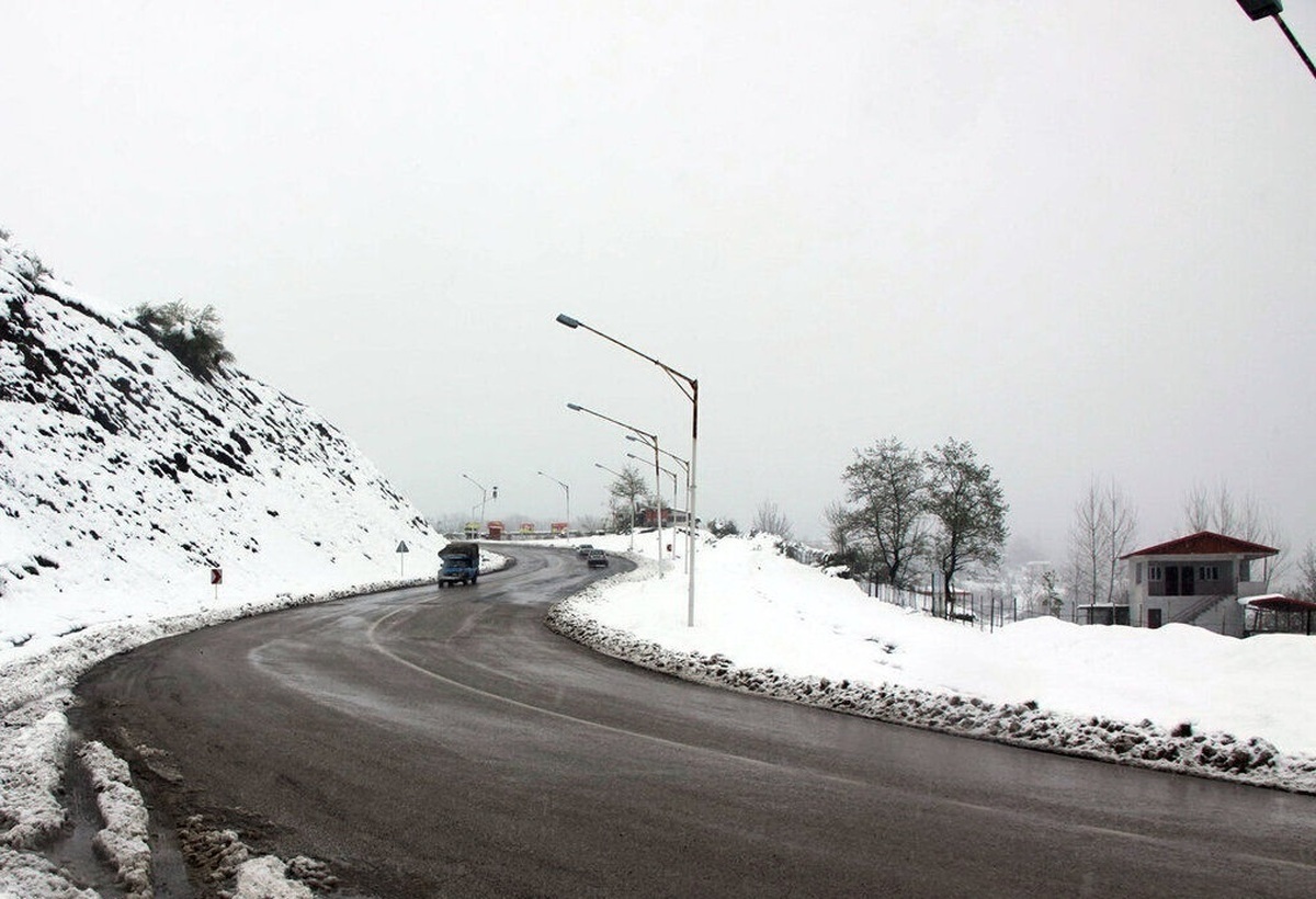 برف و باران در جاده‌های ۱۱ استان کشور / ترافیک پرحجم در چالوس و هراز