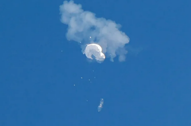 لحظه سرنگونی بالن چین در آسمان آمریکا (عکس)