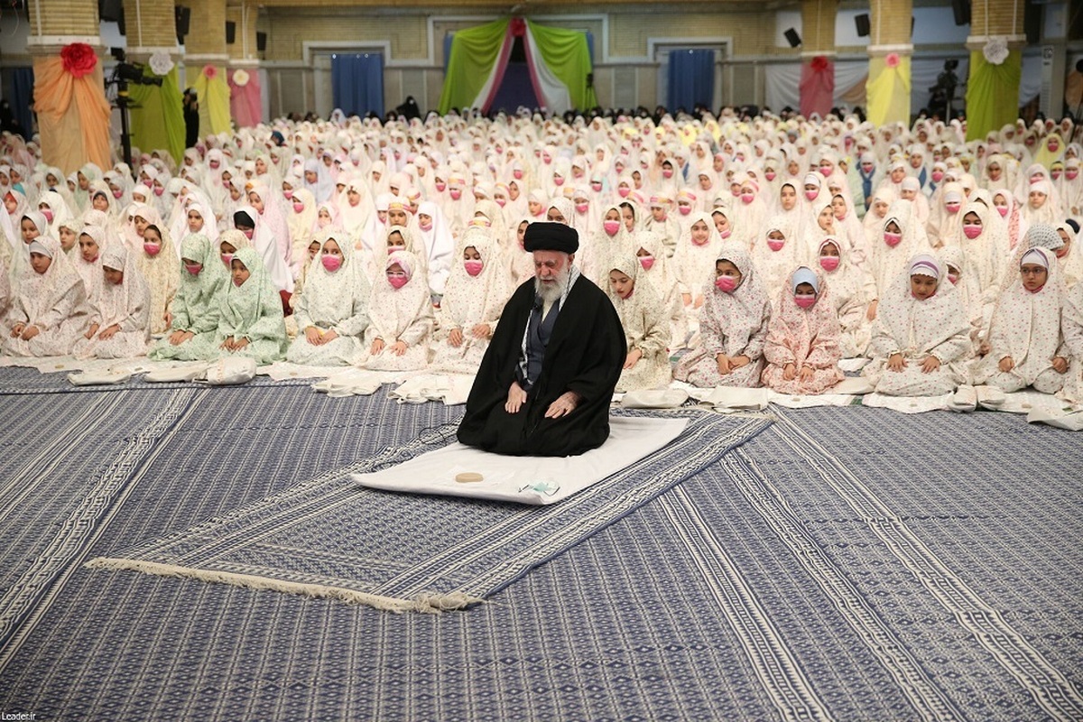 ببینید | بگو مگوی دو دختر وسط نماز جماعت در محضر مقام معظم رهبری