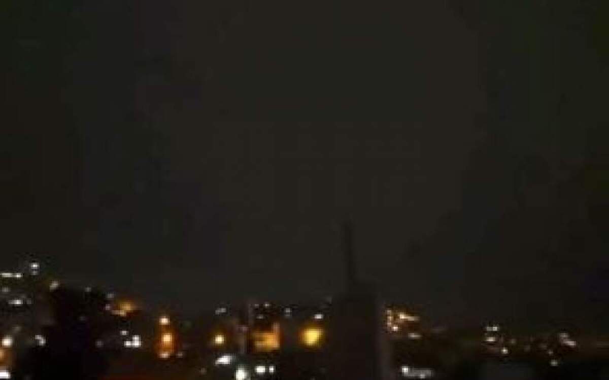 ترکیه/ رعد و برق در آسمان و بلافاصله زلزله و قطع برق (فیلم)