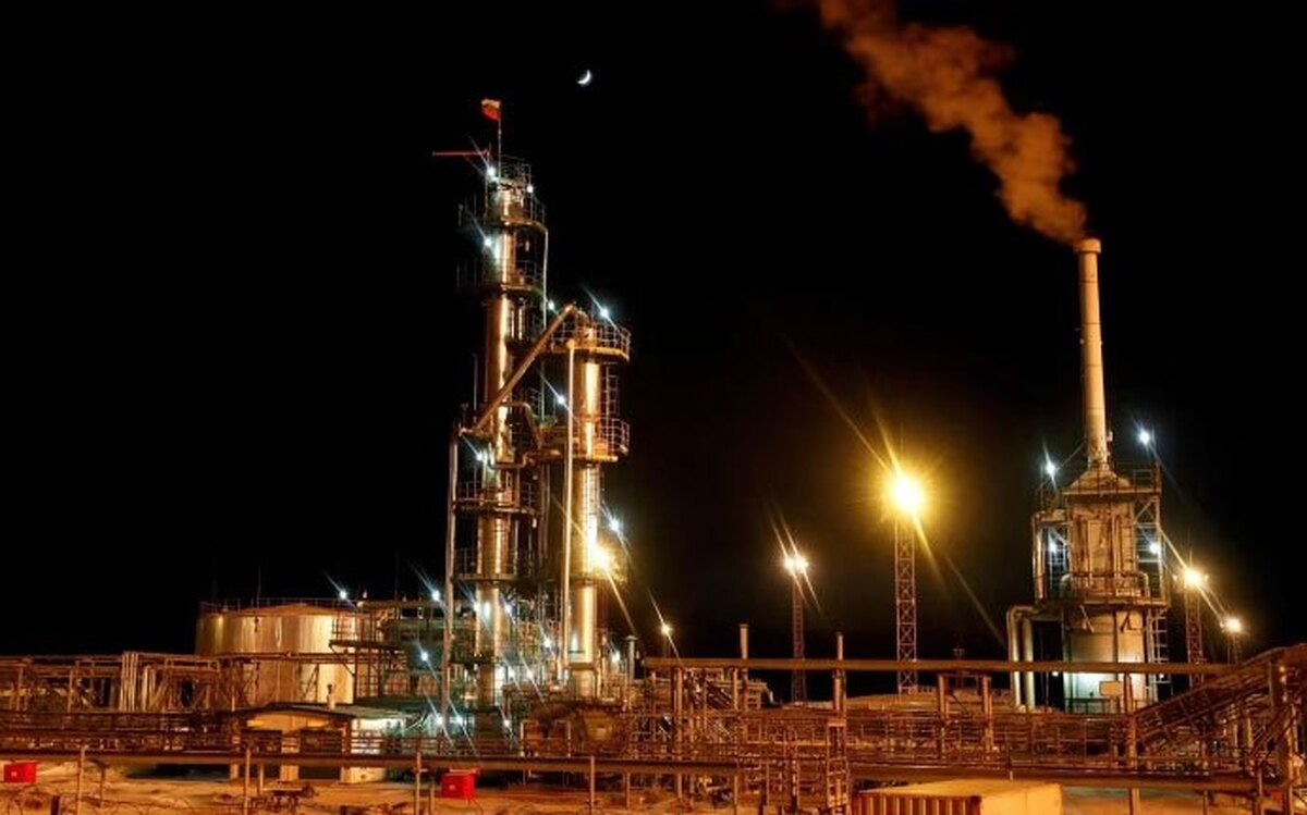 فایننشال تایمز: نفتکش های «ناوگان ارواح» ایران در حال تجارت نفت روسیه