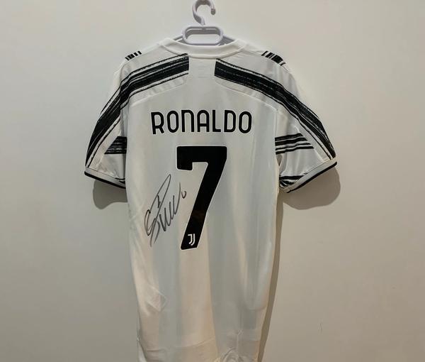 مزایده پیراهن رونالدو به نفع زلزله زدگان ترکیه (+عکس) مزایده پیراهن رونالدو به نفع زلزله زدگان ترکیه (+عکس)