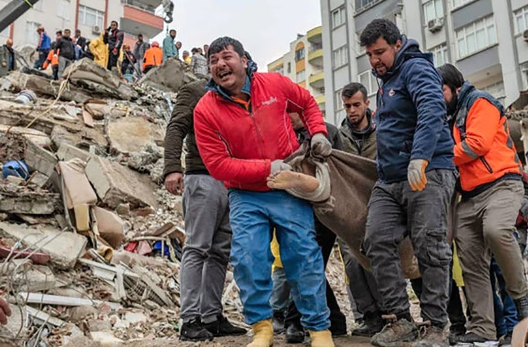 تمسخر زلزله زدگان ترکیه توسط “شارلی ابدو”: نیازی به تانک نداریم! (+کاریکاتور)