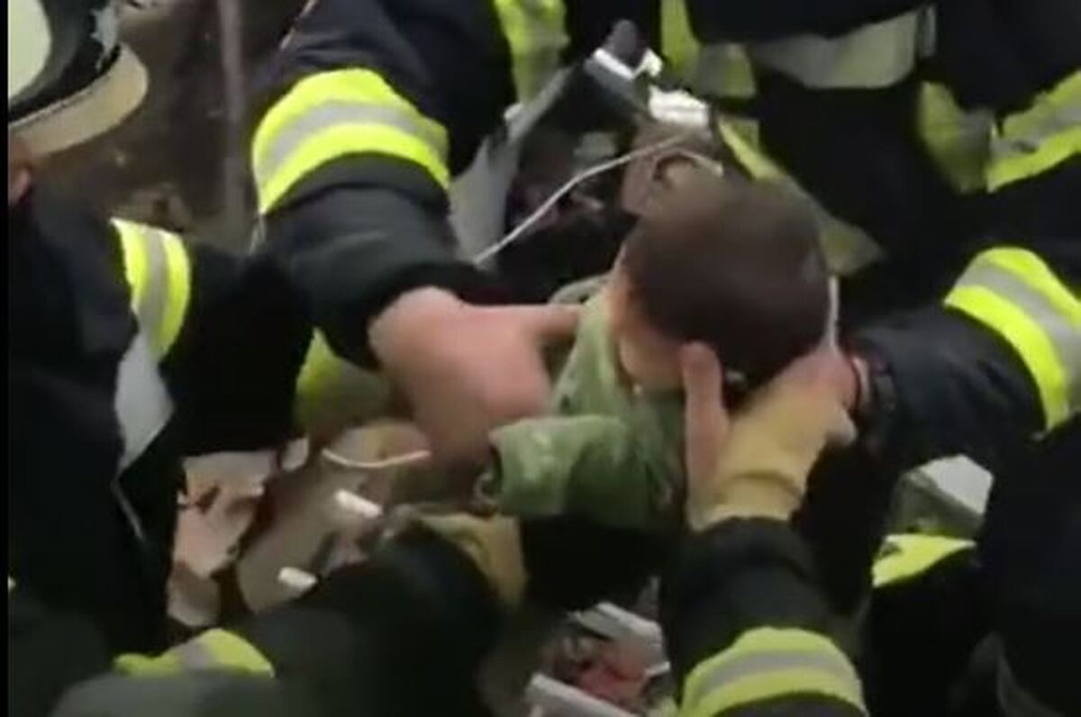 ببینید | نجات نوزاد ترکیه‌ای از زیر آوار پس از ۳۶ ساعت