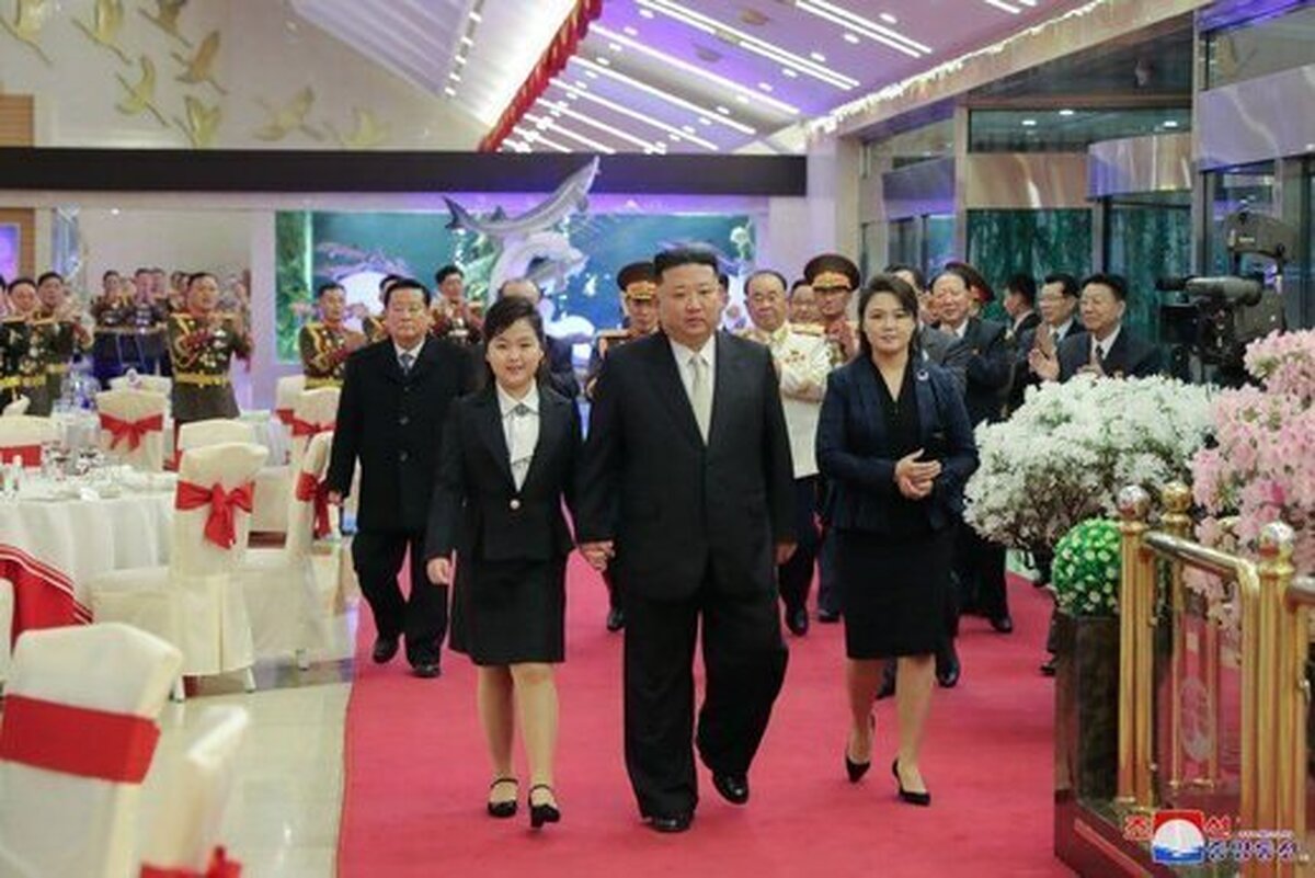 تصاویر رهبر کره شمالی با دختر و همسرش در انظار عمومی (عکس)
