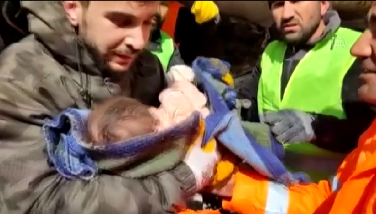 ببینید | نجات نوزاد هفت ماهه از زیر آوار سه روز پس از زلزله ترکیه
