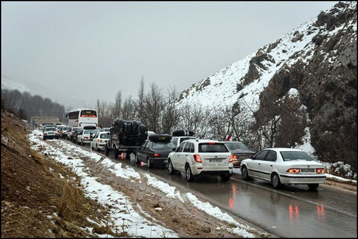برف و باران در جاده‌های ۲۱ استان کشور/ ترافیک نیمه سنگین در محور هراز