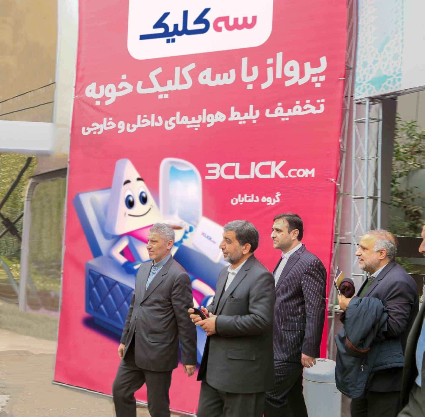 شانزدهمین نمایشگاه گردشگری و صنایع دستی در تهران آغاز به کار کرد. شانزدهمین نمایشگاه گردشگری و صنایع دستی در تهران آغاز به کار کرد.