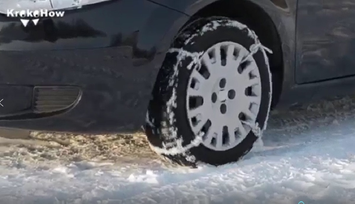 ببینید | ترفندی برای حرکت خودرو در برف وقتی زنجیر چرخ ندارید!