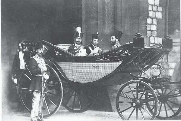 ناصرالدين‌شاه در تختخواب ماری لوئيز!