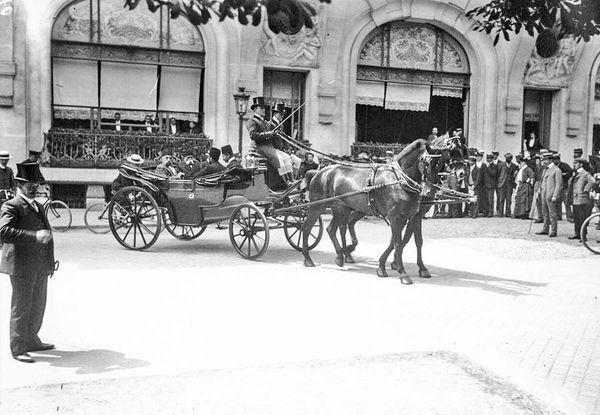 ناصرالدين‌شاه در تختخواب ماری لوئيز!