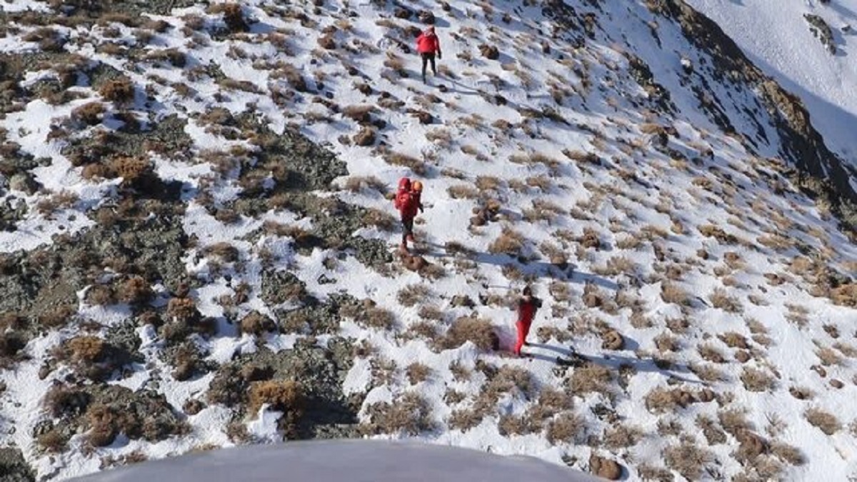 کرمان / انجام ۵ سورتی پرواز برای نجات جان کوهنورد در ارتفاعات جیرفت