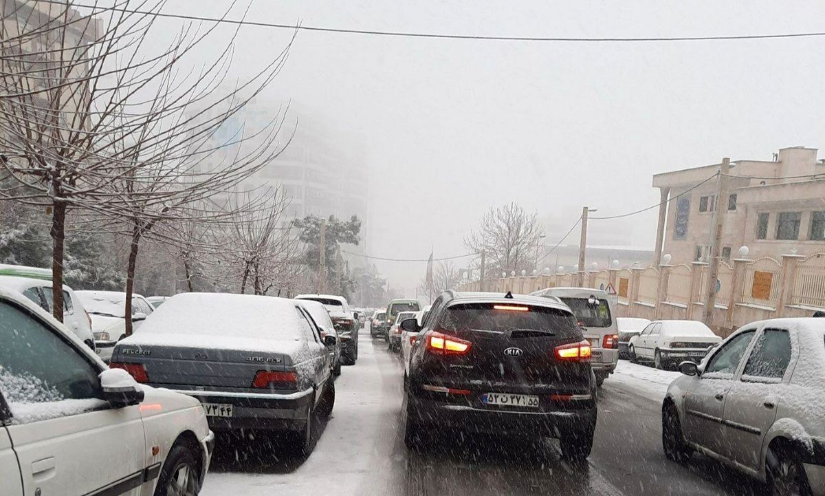 تهران دوباره با بارش برف قفل شد/ ترافیک سنگین در ۳ بزرگراه/ پلیس: اگر کار ضروری ندارید، از منزل خارج نشوید