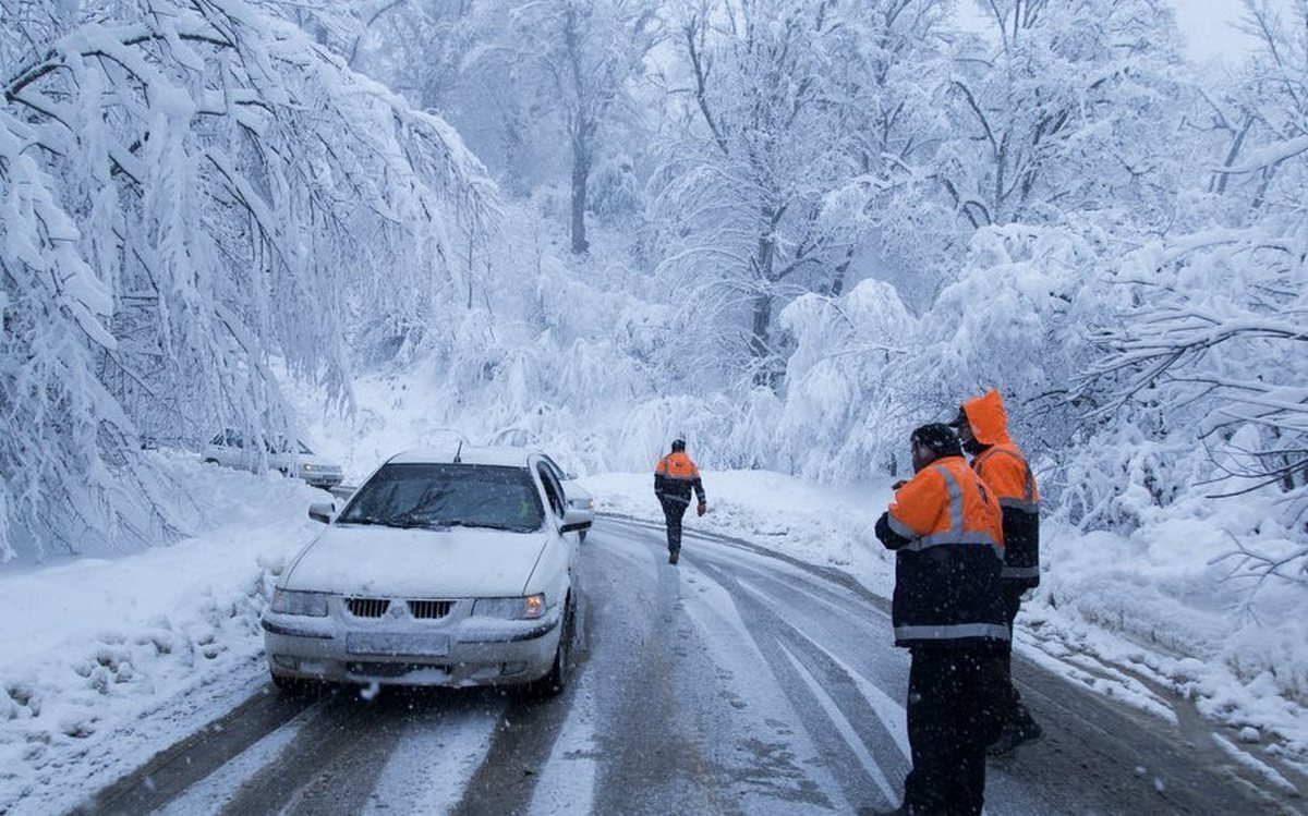 برف و باران در جاده‌های ۲۰ استان کشور