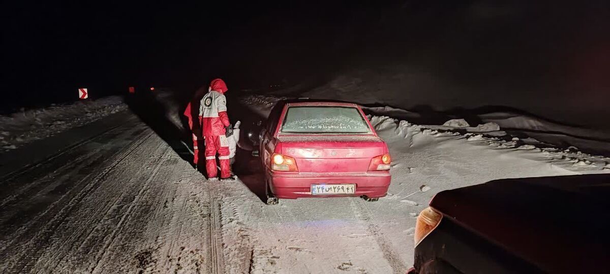 بارش سنگین برف در جاده ساوه - همدان و اراک - بروجرد