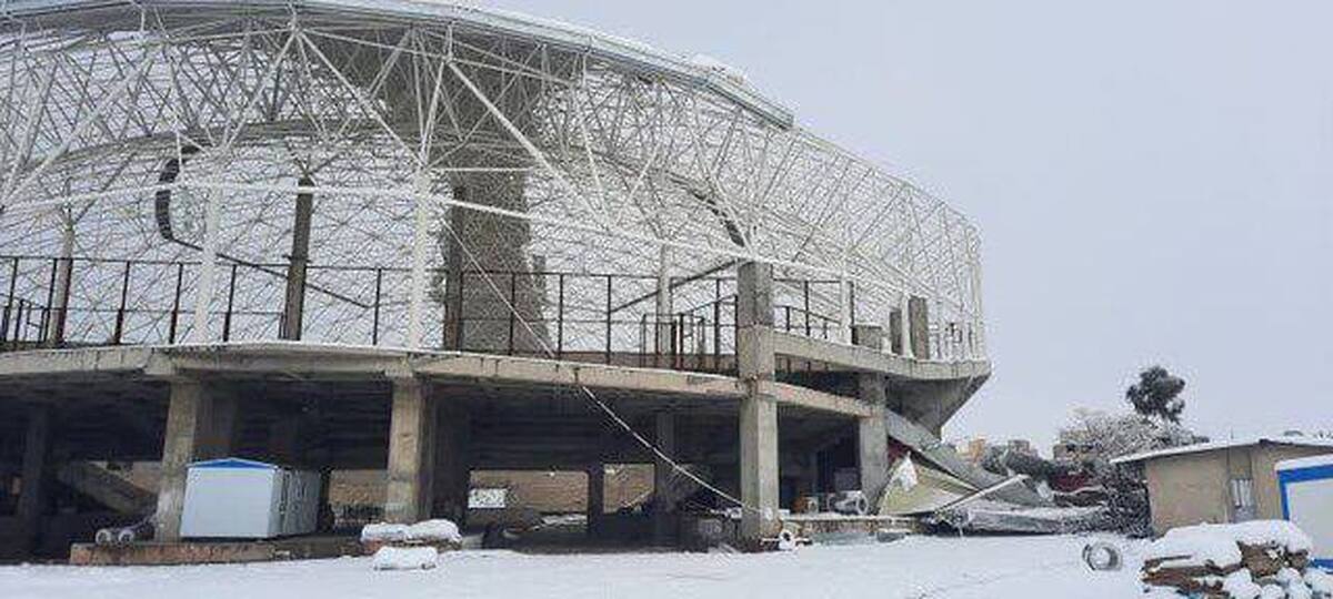ببینید | سقف ورزشگاه درحال ساخت پردیسان قم فرو ریخت