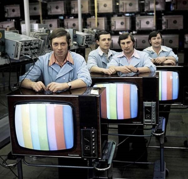 خط تولید تلویزیون رنگی در شوروی سابق! (عکس)