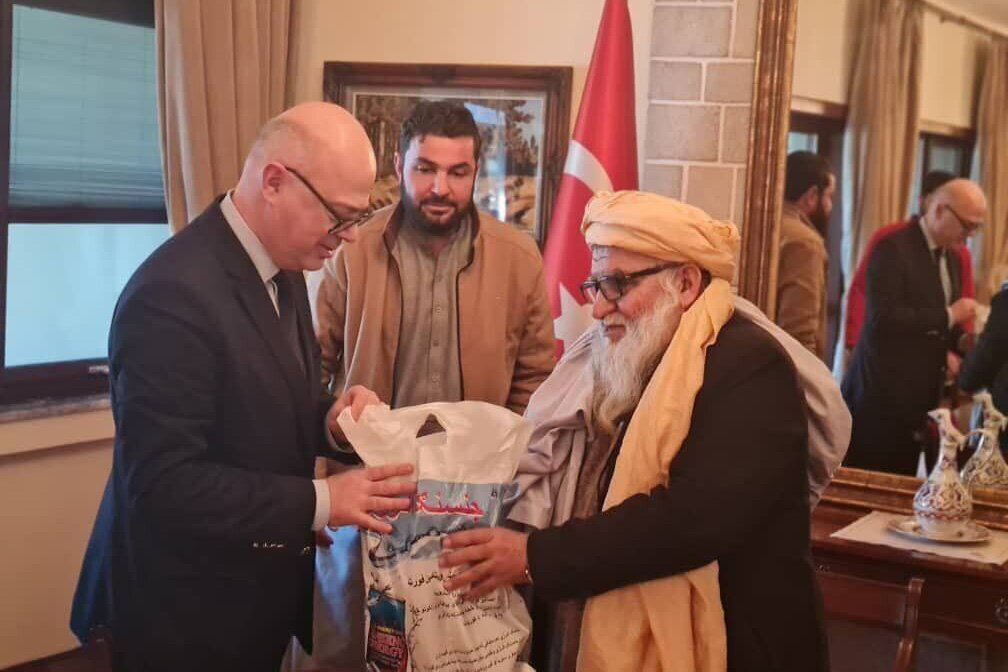 نحوه عجیب کمک طالبان به زلزله زدگان ترکیه / تحویل ۵۰ هزار دلار در کیسه پلاستیکی (عکس)