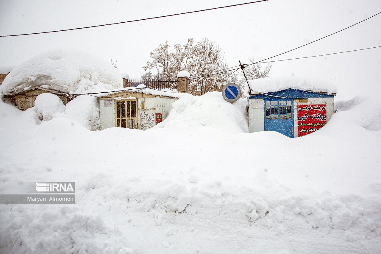 بحران برف در کوهرنگ/ نماینده مجلس: حجم برف در حدی است که دیگر با بولدوزر، لودر و گریدر هم نمی‌شود برخی راه‌ها را باز کرد
