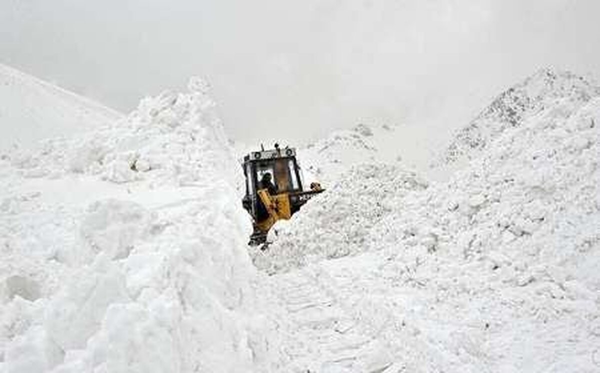 سقوط بهمن در جاده سروآباد-اورامان ٨۰ خودرو را گرفتار کرد