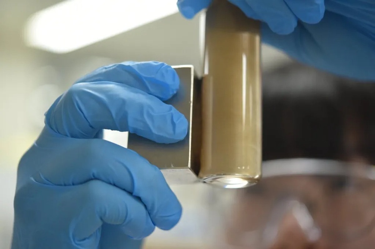 محلول مغناطیسی برای حذف مواد شیمیایی ماندگار از آب در چند ثانیه (+فیلم و عکس)