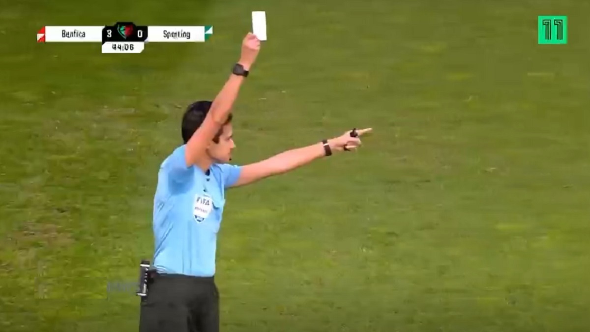 ببینید | اتفاقی بی‌سابقه در فوتبال دنیا؛ استفاده داور زن از «کارت سفید»