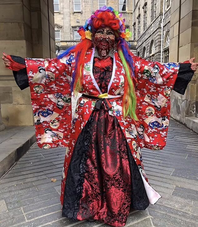 رازهای باورنکردنی زنی که با ۱۵,۰۰۰ پیرسینگ رکورددار جهان است (عکس)