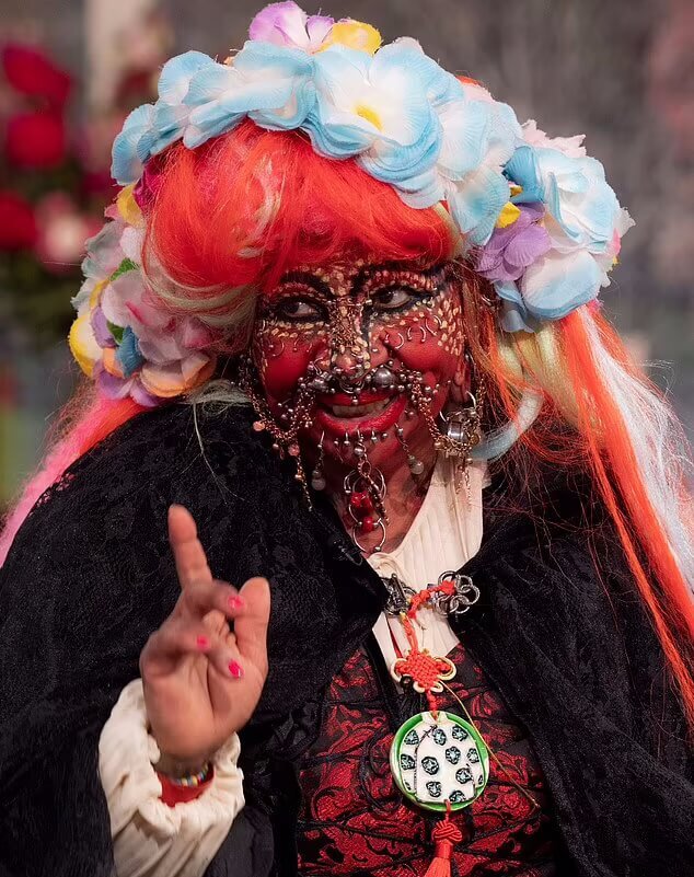 رازهای باورنکردنی زنی که با ۱۵,۰۰۰ پیرسینگ رکورددار جهان است (عکس)