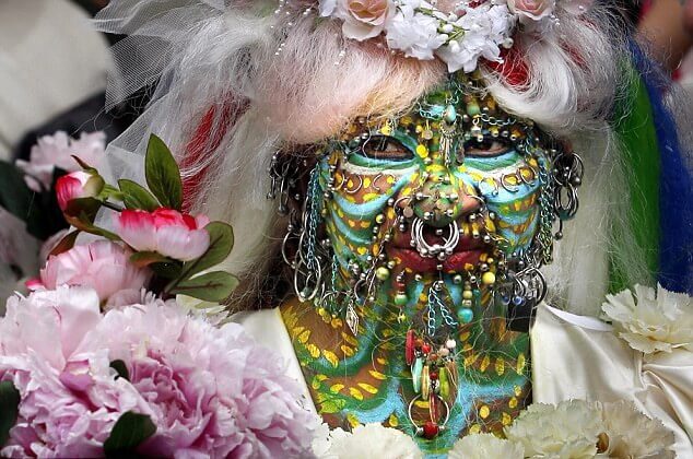 رازهای باورنکردنی زنی که با ۱۵,۰۰۰ پیرسینگ رکورددار جهان است (عکس)