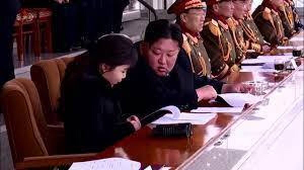 ببینید| وقتی رهبر کره شمالی و «دختر محبوب» فوتبال تماشا می‌کنند