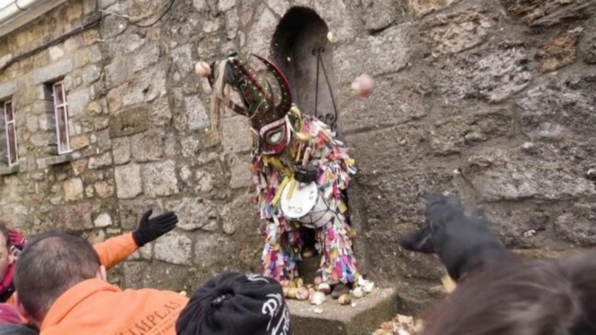 بینید| حمله با شلغم به نماد شیطان در اسپانیا/ قبلش شیطان زره می‌پوشد