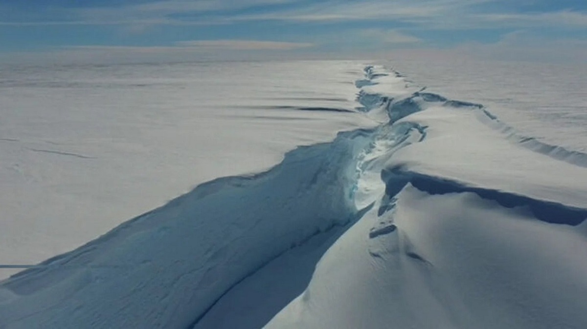 ببینید| جدا شدن یک کوه یخی عظیم از جنوبگان