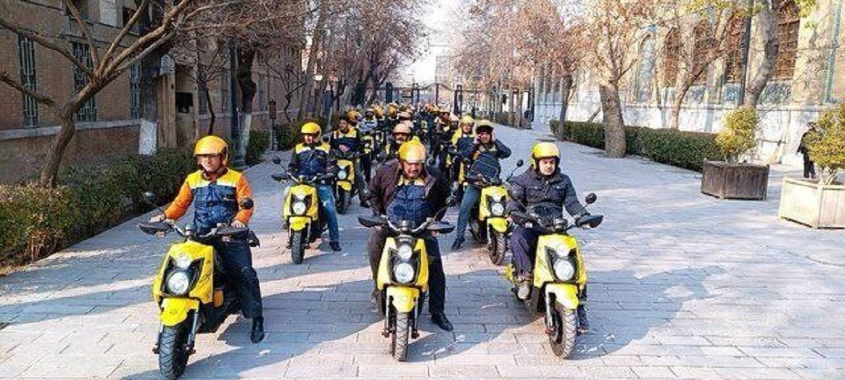 ببینید | واکنش مجری تلویزیون به رونمایی دوباره از موتور برقی پستچی‌ها