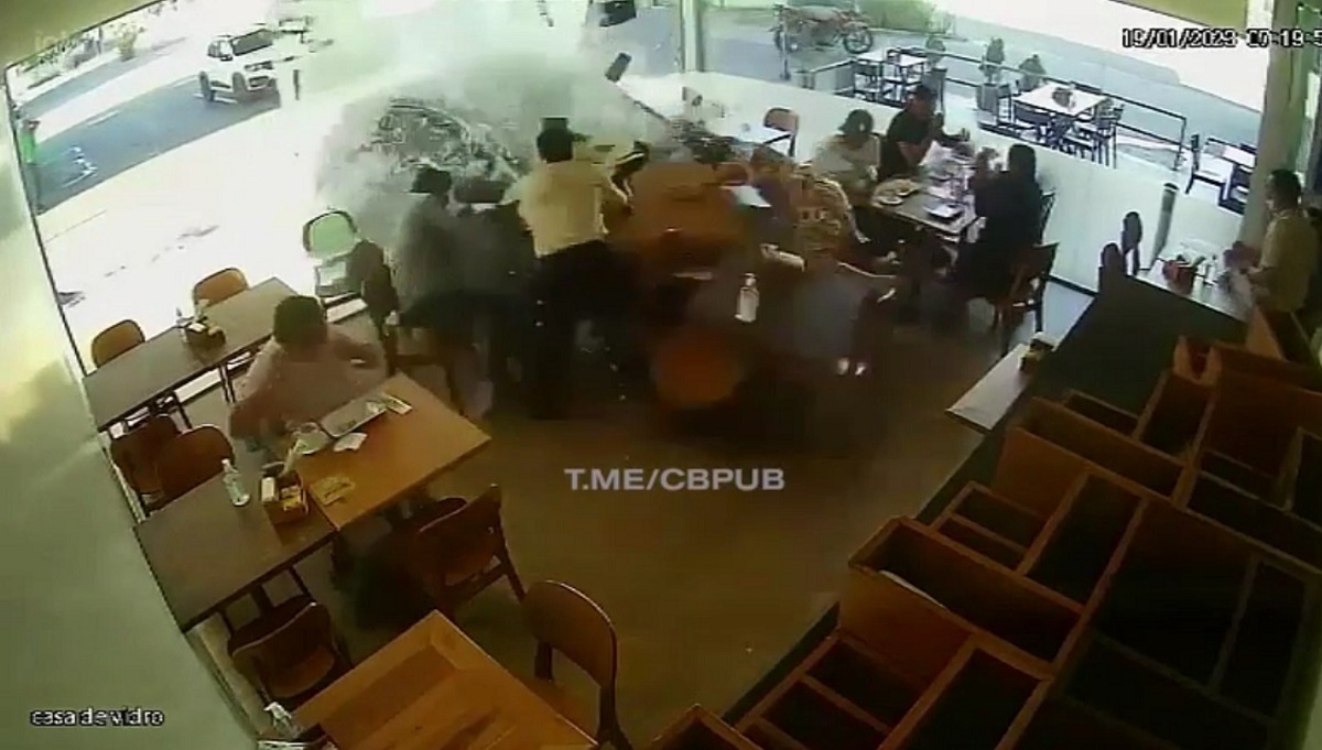 ببینید | وحشت در رستوران؛ ورود غیرمنتظره خودرو با فریاد مشتریان